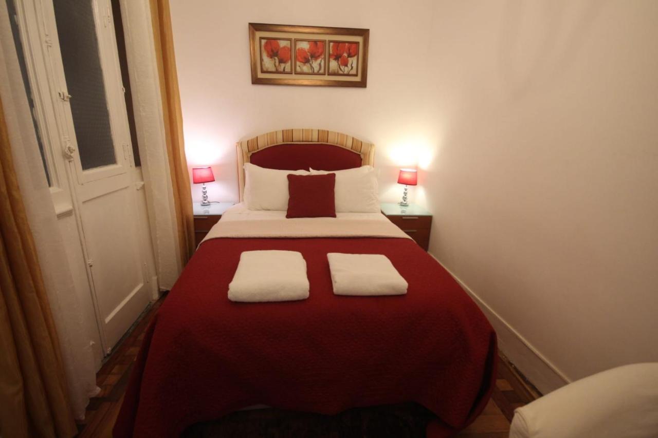 Pensión Bordeaux M1 R3 - & Comfortable Double With Private Patio & Shared Bathroom Lisboa