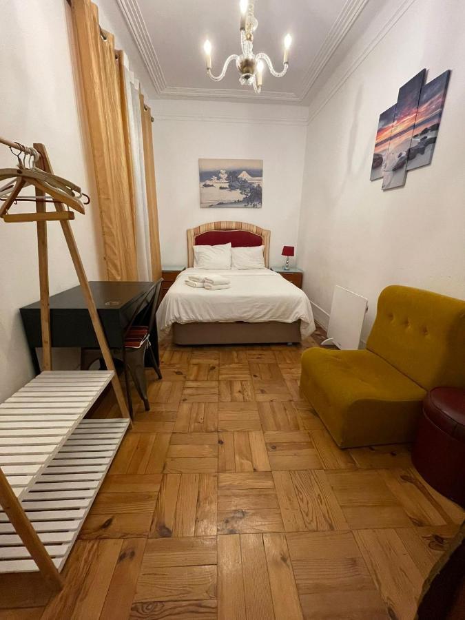 Bordeaux M1 R3 - Nice & Comfortable Double With Private Patio & Shared Bathroom Guest house *